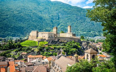 Bellinzona Ticino İsviçre 'deki Castelgrande kalesinin hava manzarası