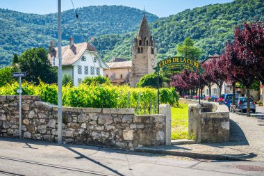 Aigle İsviçre, 4 Temmuz 2020: Aigle Vaud İsviçre 'de arka planda Saint-Maurice kilisesi bulunan Aigle köyünün Veillon üzüm bağı girişi