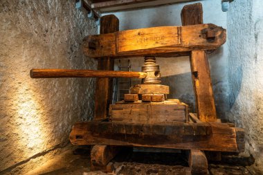 1706 'da yapılmış meşeden yapılmış eski şarap presi.