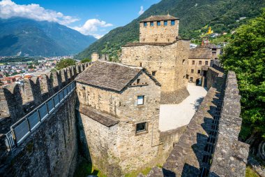 Castello di Montebello kalesinin Bellinzona Ticino İsviçre 'deki surdan geniş açılı manzarası.