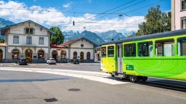 Aigle İsviçre, 4 Temmuz 2020: Yeşil Aigle 'den Leysin çarklı tren Vaud İsviçre' ye giriş manzaralı Aigle SBB tren istasyonuna vardı.