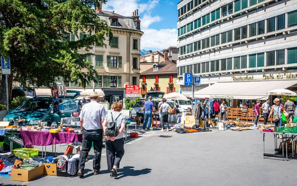 Aigle Schweiz Juli 2020 Menschen Kaufen Auf Einem Wochenmarkt Der — Stockfoto