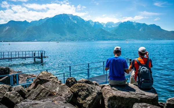 Zwei Unkenntliche Touristen Bewundern Die Aussicht Auf Den Genfer See — Stockfoto