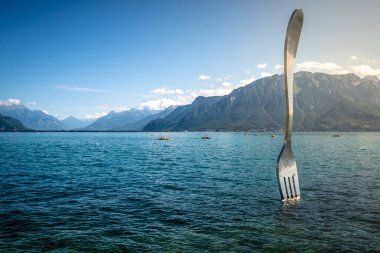 Vevey İsviçre, 4 Temmuz 2020: La Fourchette veya The Fork sanatçı Jean-Pierre Zaugg 'un dünyanın en büyük çatalı Cenevre Gölü' nün ortasında ve Vevey İsviçre 'de dramatik bir ışık.
