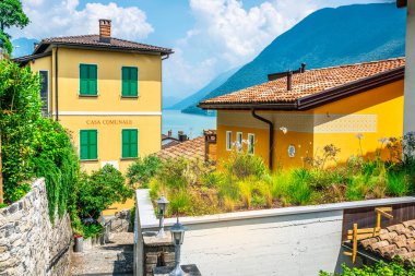 Renkli evler ve Gandria belediye binası veya casa comunale ve Lugano Gölü yaz günü Gandria Ticino İsviçre 'de