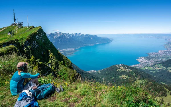 Excursionista Turístico Irreconocible Admirando Vista Aérea Del Lago Ginebra Desde — Foto de Stock