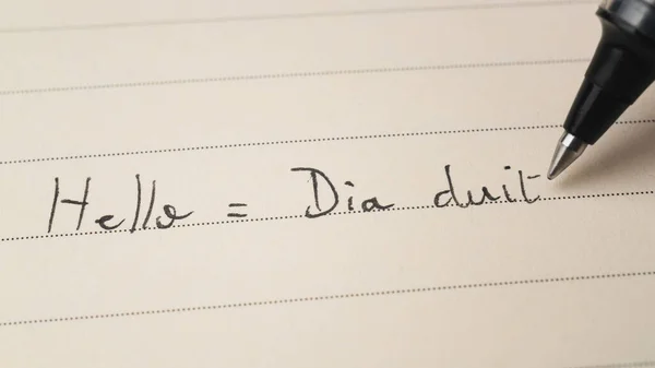 Beginner Irish Gaelic Language Learner Writing Hello Word Dia Duit — Stock Photo, Image