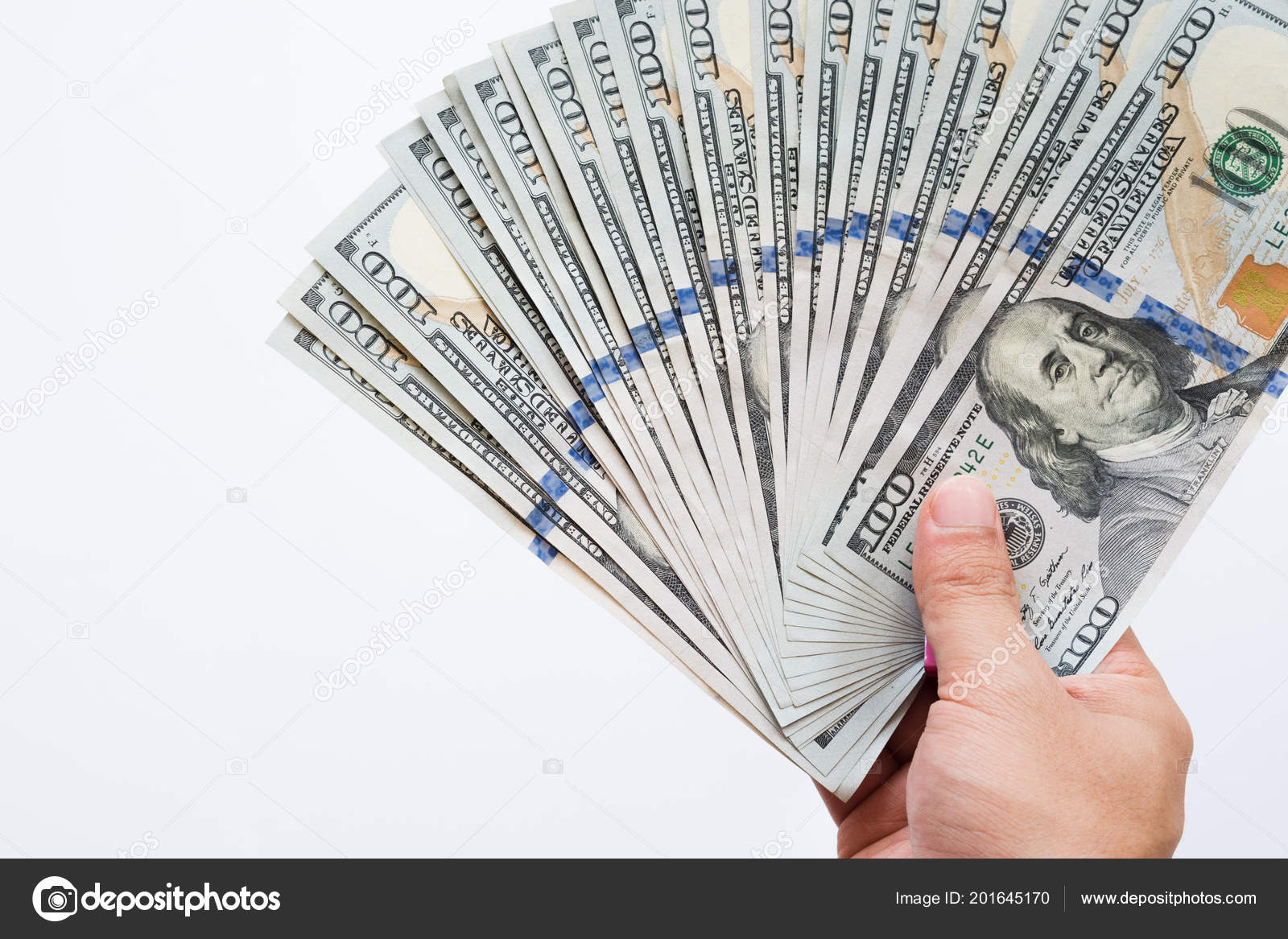 关闭手拿着100美元的钞票在白色背景下隔离在金融货币兑换和捐赠概念上给钱100美元钞票—— 库存社论照片© cherayut000 #201645170