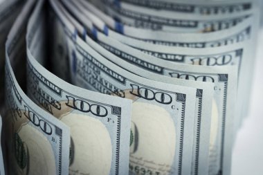 Yeni yüz ABD dolar faturaları tablo birkaç yığını. Kadar yakın ve tarih seçici odak yüz dolarlık banknot para arka plan olarak kavisli. Mali ve para kavramı.