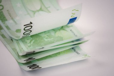 Beyaz arka plan üzerinde izole 100 euro banknot yığını. Para arka plan ve finansal kavramlar için yüz Euro faturaları kullanın yığını.