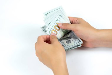 Yüz ABD Doları para faturaları para kavramı içinde beyaz arka plan üzerinde sayma işadamı değişimi, iş dünyası ve finans.