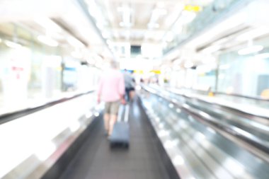 Soyut bulanık turistik yürüyüş ve iniş Havaalanı koridor arka plan için az sonra Bagaj geçit üzerinde taşımak.