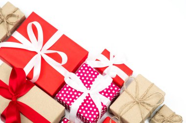 Christmas kırmızı ve kahverengi hediye kutuları ile beyaz kurdele beyaz arka plan üzerinde kahverengi elbise yay ve yay. Yeni yıl ve mutlu yıllar mevcut dekorasyon kavramı düz düzen ve üstten görünüm kompozisyon.