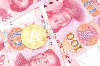 Altın bitcoin yüz Çin yuan banknotların arka plan yığını üzerinde. Cryptocurrency, dijital para yuan para faturaları ile.