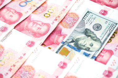 Farklı konsepti ile 100 ABD Doları bill yüz Çin yuan faturaları, para birimi ve para yığını içinde değişimi. İş, finans ve ABD ile Çin arasındaki ekonomik lider liderlik.