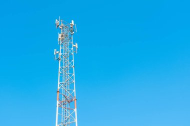 Anten Kulesi, telekomünikasyon ve mobil iletişim, kablosuz sinyal ve mavi gökyüzü arka plan ile radyo sinyal tekrarlayıcı.