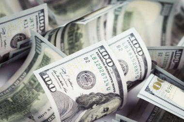 Yeni yüz ABD dolar faturaları tablo birkaç yığını. Kadar yakın ve tarih seçici odak yüz dolarlık banknot para arka plan olarak kavisli. Mali ve para kavramı.