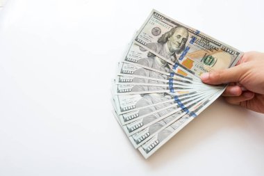 Bir sürü beyaz arka plan üzerinde izole yüz dolar fatura tutan işadamı el. Mali kavramı, elinde nakden yardım eder.