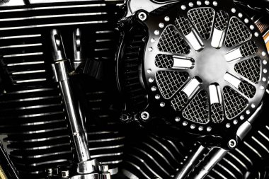 Yakın çekim motosiklet motoru, parlak krom motor bloğu.