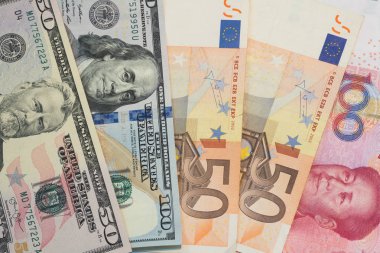 Para birimleri ve Döviz trading kavramları birçok farklı ülkeden. Çeşitli para birimleri bize dolar Bono (Usd), iş ve Finans arka plan için Euro ve Çin yuan banknotlar yığını.