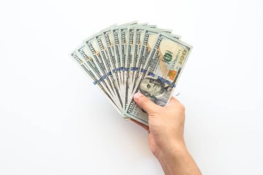 Beyaz arka plan üzerinde izole yüz dolar faturaları para tutan eller. Yüz dolarlık banknotlar mali, para değişimi ve bağış kavramları vererek el.