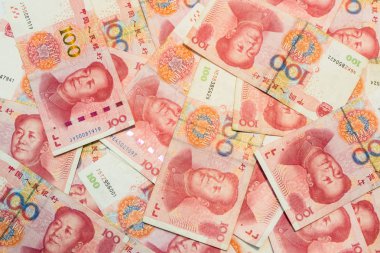 Birçok yüz Çin yuan banknotlar, arka plan olarak Çin para birimi.