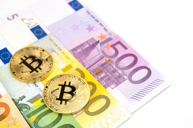 Altın bitcoin çeşitli euro banknot arka plan yığını üzerinde. Cryptocurrency, dijital para birimi euro para faturaları ile. Bitcoin Satım ve Avrupa, finans ve teknoloji kavramı ödeme için kabul edilen.