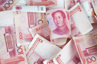 Closeup Çin yuan faturaları masada. Yuan Çin, seçici odak birimidir yüz Çin yuan banknot para arka plan sesi için yığını üzerinde.