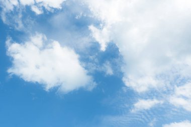 Öğleden sonra mavi gökyüzü ve beyaz parlak gün bulutlu gökyüzü yaz.