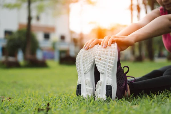 Jovem Mulher Fitness Alongamento Antes Corrida Exercício Livre Parque Linda — Fotografia de Stock