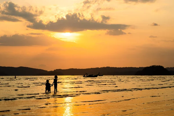 Silhouette Von Kindern Die Tropischen Meer Und Strand Mit Schönem — Stockfoto