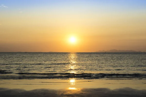 美丽的日落在海和热带海滩在夏天时间 日落黎明和日出的自然背景与明亮的戏剧性的风景天空 太阳在地平线上 灿烂的太阳和金色的光在傍晚 — 图库照片