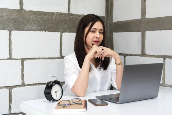 Erfolgreiche Geschäftsfrau Die Büro Oder Café Vor Der Kamera Arbeitet — Stockfoto