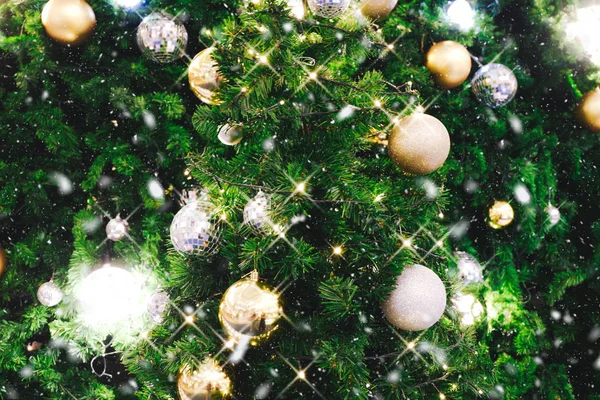 Árvore Natal Decorada Com Ouro Natal Bola Prata Pendurada Árvore — Fotografia de Stock