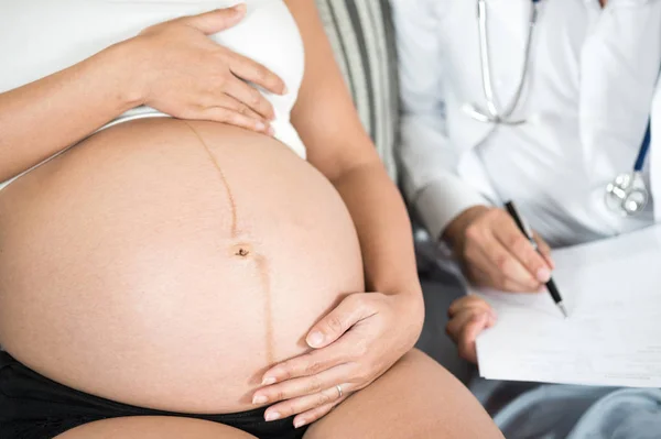 Registro Pré Natal Close Mulher Grávida Mãos Dadas Com Médico — Fotografia de Stock