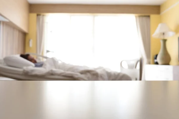 Пустой Белый Цвет Фоне Больничного Стола Размытой Пациенткой Лежащей Кровати — стоковое фото