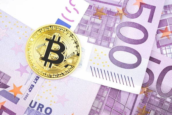 Beş yüz euro banknot arka plan yığını üzerinde altın bitcoin. Cryptocurrency, euro para faturaları ile dijital para. Bitcoin Satım ve ödeme, finans ve teknoloji kavramı kabul.