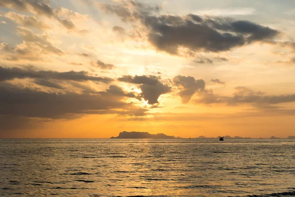 Beautiful Summer Sunset Sea Sunbeam Clouds Mountain Fishing Boat — Stock Photo, Image