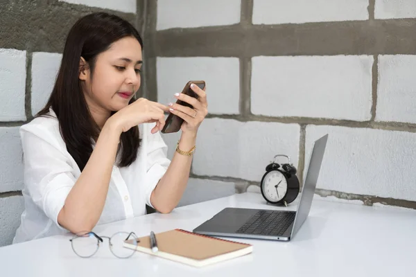 Junge Asiatische Geschäftsfrau Mit Smartphone Und Laptop Auf Weißem Schreibtisch — Stockfoto