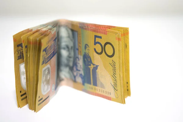 澳大利亚货币 一叠五十澳元钞票在白色背景 — 图库照片