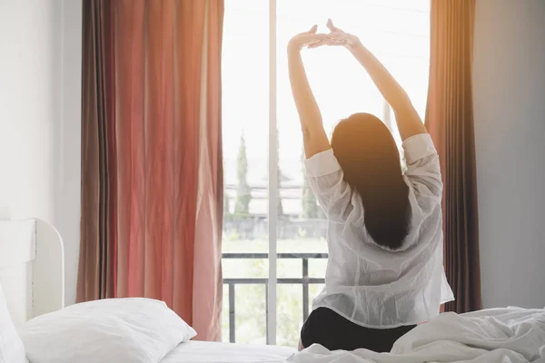 Gelukkig Aziatische Vrouw Stretching Bed Het Wakker Worden Ochtend Slaapkamer — Stockfoto