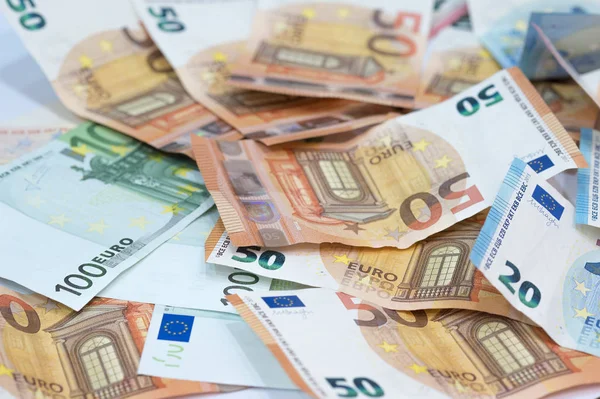 欧洲货币背景从许多欧洲钞票在不同的价值作为二十 五十和在桌上的百张钞票 — 图库照片