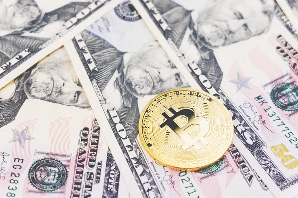 Gouden Bitcoin Munt Vijftig Amerikaanse Dollar Geld Rekeningen Achtergrond Cryptocurrency — Stockfoto