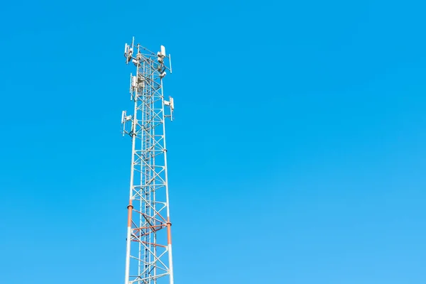 Anten Kulesi Telekomünikasyon Mobil Iletişim Kablosuz Sinyal Mavi Gökyüzü Arka — Stok fotoğraf