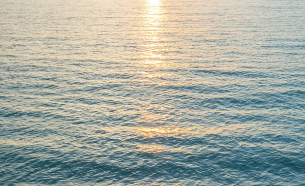 Superficie Azul Del Mar Brillante Con Puesta Sol Luz Nocturna — Foto de Stock