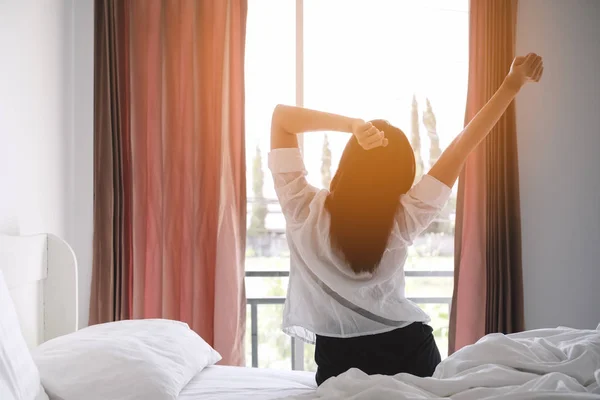 Feliz Mulher Asiática Esticando Cama Depois Acordar Manhã Quarto Com — Fotografia de Stock