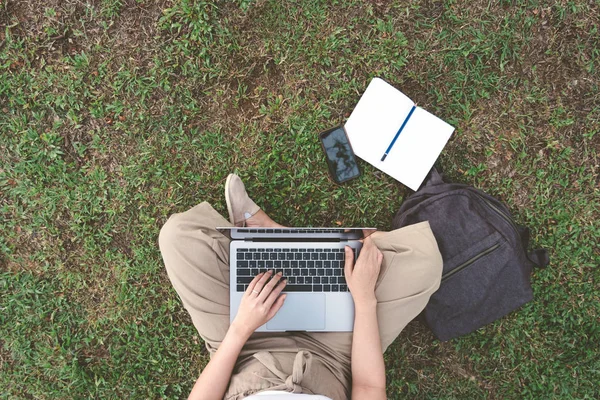 Widok Góry Freelancer Młode Kobiety Pomocą Laptopa Ogrodzie Smartfonem Torba — Zdjęcie stockowe
