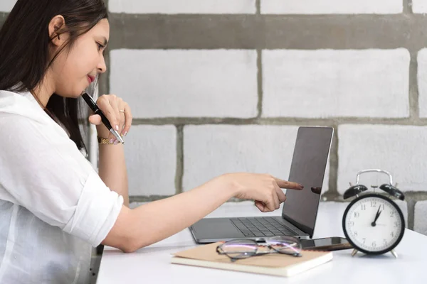 Jovem Mulher Negócios Usando Laptop Apontando Tela Desktop Com Smartphone — Fotografia de Stock