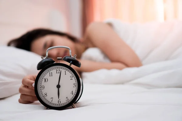 Close Despertador Com Bela Jovem Mulher Dormindo Pacificamente Cama Branca — Fotografia de Stock