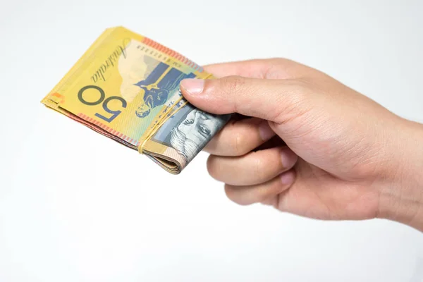 在白色背景下 手里收起五十澳元钞票 在金融和经济概念中手捧或捐钱 — 图库照片